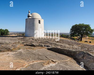 Ancien moulin à vent Alto de São Bento bien conservé. Bâtiment cylindrique blanc, construit sur une colline près de la ville d'Evora sur un grand bloc de pierre de granit. Banque D'Images