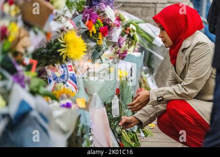 Londres, Royaume-Uni. 9th septembre 2022. Les bourneurs se rassemblent au Palais de Buckingham en plaçant des fleurs et en payant leur respect - la reine Elizabeth la seconde est décédée hier dans son année de Platinum Jubillee au Château de Balmoral. Crédit : Guy Bell/Alay Live News Banque D'Images