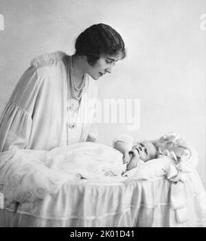 Photographie de la duchesse de York (1900-2002), plus tard la reine Elizabeth, avec sa petite fille la princesse Elizabeth de York (né en 1926), plus tard HM la reine Elizabeth II - photo de Richard N Speaight Banque D'Images