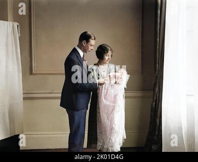 La reine mère (alors la duchesse de York) avec son mari, le roi George VI (alors le duc de York), et leur fille la reine Elizabeth II à son baptême en mai 1926 - colorié Banque D'Images