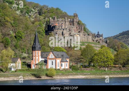 L'église Clemenskapelle et le château de Reichenstein (également connu sous le nom de Falkenburg), Trechtingshausen Banque D'Images