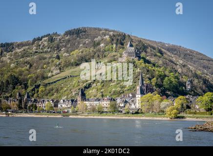 La ville de Bacharach avec le château de Stahleck, l'église Saint-Pierre et les ruines de Wernerkapelle. Banque D'Images