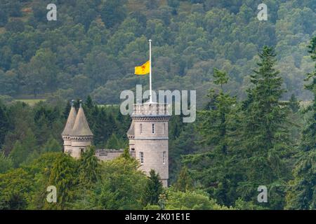 Balmoral, Écosse, Royaume-Uni. 9th septembre 2022. Drapeau royal de bannière (lion endémique) à mi-mât volant au-dessus du château de Balmoral aujourd'hui après la mort de la reine Élisabeth II de HRH hier. Iain Masterton/Alay Live News Banque D'Images