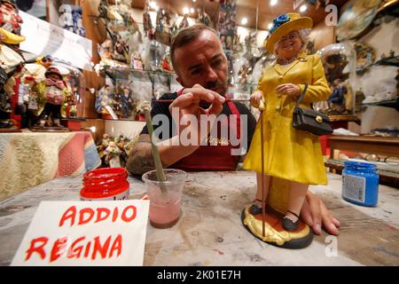 Naples, Italie. 09th septembre 2022. L'artisan Gennaro Di Virgilio travaille sur une figurine représentant la reine Elizabeth II dans sa boutique de via San Gregorio Armeno, la célèbre rue de Naples dédiée à la production de figurines de la nativité. Crédit : Agence photo indépendante/Alamy Live News Banque D'Images