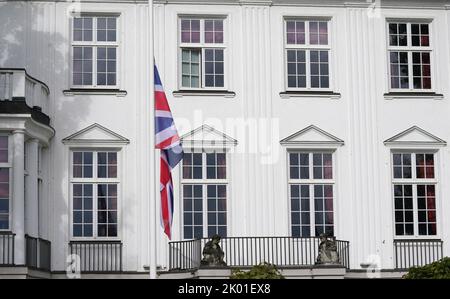 Hambourg, Allemagne. 09th septembre 2022. L'Union Jack, le drapeau national du Royaume-Uni, est suspendu en Berne devant le consulat britannique sur l'Alster extérieur. La reine britannique Elizabeth II est décédée hier (08.09.2022) à l'âge de 96 ans. Credit: Marcus Brandt/dpa/Alay Live News Banque D'Images