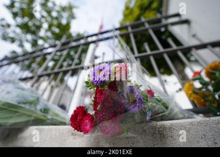 Hambourg, Allemagne. 09th septembre 2022. Des fleurs se trouvent devant le consulat britannique sur l'Alster extérieur. La reine britannique Elizabeth II est décédée hier (08.09.2022) à l'âge de 96 ans. Credit: Marcus Brandt/dpa/Alay Live News Banque D'Images