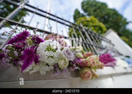 Hambourg, Allemagne. 09th septembre 2022. Des fleurs se trouvent devant le consulat britannique sur l'Alster extérieur. La reine britannique Elizabeth II est décédée hier (08.09.2022) à l'âge de 96 ans. Credit: Marcus Brandt/dpa/Alay Live News Banque D'Images