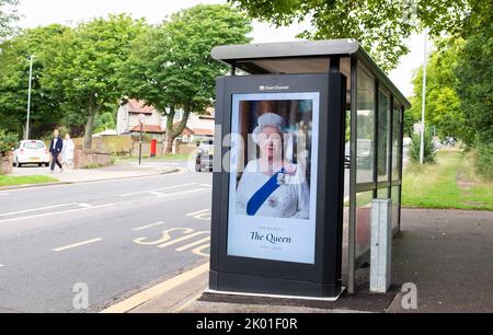 Brighton UK 9th septembre 2022 - Un hommage à la Reine à un arrêt d'autobus à Brighton aujourd'hui après sa mort à l'âge de 96 ans a été annoncé hier . La reine Elizabeth II a été le monarque le plus longtemps au service de l'histoire britannique en titre pendant 70 ans. : Crédit Simon Dack / Alamy Live News Banque D'Images