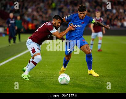 Le G-R West Ham United a déclaré Benrahma et Florinel Coman du Fotbal Club FCSB en action pendant le match de football du groupe B de l'UEFA Europa Conference League Banque D'Images