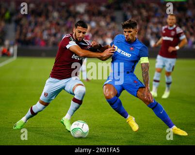 Le G-R West Ham United a déclaré Benrahma et Florinel Coman du Fotbal Club FCSB en action pendant le match de football du groupe B de l'UEFA Europa Conference League Banque D'Images