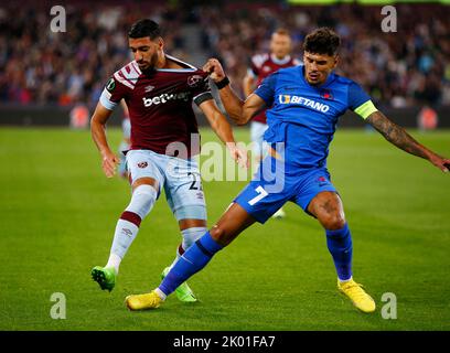 Le G-R West Ham United a déclaré Benrahma et Florinel Coman du Fotbal Club FCSB en action pendant le match de football du groupe B de l'UEFA Europa Conference League Banque D'Images