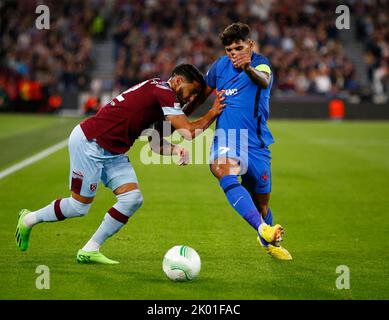 Le G-R West Ham United a déclaré Benrahma et Florinel Coman du Fotbal Club FCSB en action pendant le match de football du groupe B de l'UEFA Europa Conference League Banque D'Images