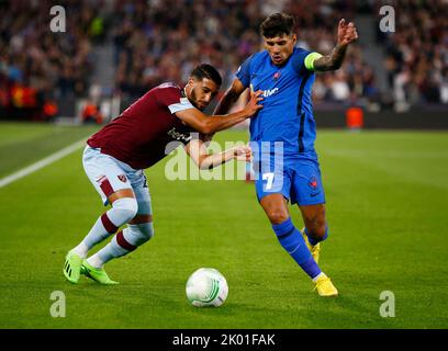 Le G-R West Ham United a déclaré Benrahma et Florinel Coman du Fotbal Club FCSB en action pendant le match de football du groupe B de l'UEFA Europa Conference League Banque D'Images