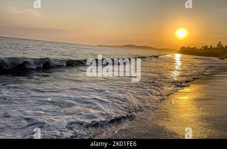 Montecito, Californie, États-Unis. 8th septembre 2022. Coucher de soleil à Butterfly Beach, Montecito Californie. (Credit image: © Amy Katz/ZUMA Press Wire) Credit: ZUMA Press, Inc./Alamy Live News Banque D'Images