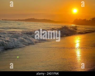 Montecito, Californie, États-Unis. 8th septembre 2022. Des vagues anormalement grandes à Butterfly Beach, Montecito pendant un coucher de soleil d'or (Credit image: © Amy Katz/ZUMA Press Wire) Credit: ZUMA Press, Inc./Alamy Live News Banque D'Images