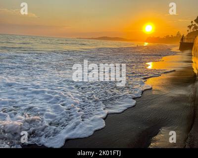 Montecito, Californie, États-Unis. 8th septembre 2022. Des vagues anormalement grandes à Butterfly Beach, Montecito pendant un coucher de soleil d'or (Credit image: © Amy Katz/ZUMA Press Wire) Credit: ZUMA Press, Inc./Alamy Live News Banque D'Images