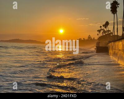 Montecito, Californie, États-Unis. 8th septembre 2022. Coucher de soleil à Butterfly Beach, Montecito Californie. (Credit image: © Amy Katz/ZUMA Press Wire) Credit: ZUMA Press, Inc./Alamy Live News Banque D'Images