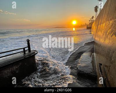 Montecito, Californie, États-Unis. 8th septembre 2022. Les grandes vagues envoient l'eau monter les marches à Butterfly, Beach, Montecito, CA. (Credit image: © Amy Katz/ZUMA Press Wire) Credit: ZUMA Press, Inc./Alamy Live News Banque D'Images