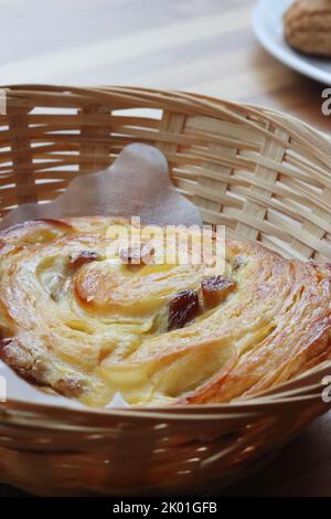 Un tourbillon de raisin frais et croustillant dans le panier petit déjeuner continental au café français Macaronnerle à Heidelberg. Gros plan, macro, vue latérale Banque D'Images