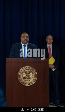 Le procureur du district de Manhattan, Alvin Bragg, et le procureur général de New York, Letitia James, ont tenu une conférence de presse à New York jeudi 8 septembre 2022 pour annoncer la mise en accusation de Steve Bannon pour fraude à la collecte de fonds. (Photo de Steve Sanchez/Sipa USA). Banque D'Images