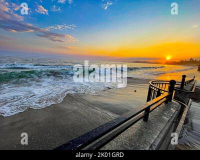 Montecito, Californie, États-Unis. 8th septembre 2022. Des vagues exceptionnellement grandes pour cette région à Butterfly Beach à l'ensemble. (Image de crédit : © Amy Katz/ZUMA Press Wire) Banque D'Images
