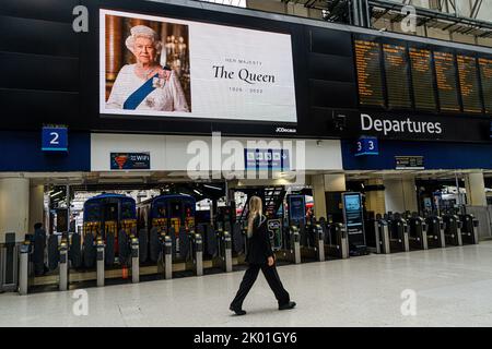 Londres, Royaume-Uni. 9th septembre 2022. Un portrait de sa Majesté la reine Elizabeth II est exposé à la gare de Waterloo à Londres en hommage à la nation qui commence une période de deuil de 10 jours. La reine Elizabeth est décédée le mercredi 8 septembre, qui est le plus long monarque britannique au service et sera remplacé par son fils . Credit: amer ghazzal / Alamy Live News Banque D'Images