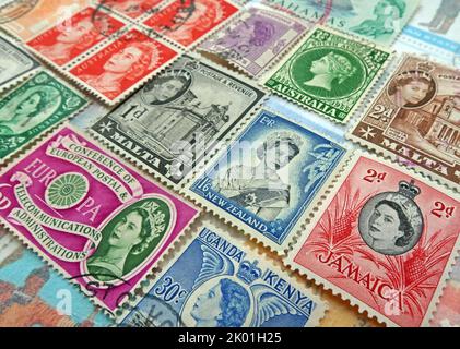 Les timbres du Commonwealth et de l'Empire britannique de nombreux pays et nations portant la reine Elizabeths se dirigent au fil des ans ER Banque D'Images