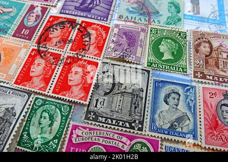 Les timbres du Commonwealth et de l'Empire britannique de nombreux pays et nations portant la reine Elizabeths se dirigent au fil des ans ER Banque D'Images