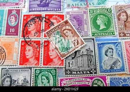 Les timbres du Commonwealth et de l'Empire britannique de nombreux pays et nations portant la reine Elizabeths se dirigent au fil des ans ER Banque D'Images