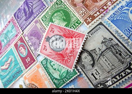 Les timbres du Commonwealth et de l'Empire britannique de nombreux pays et nations portant la reine Elizabeths se dirigent au fil des ans ER Banque D'Images