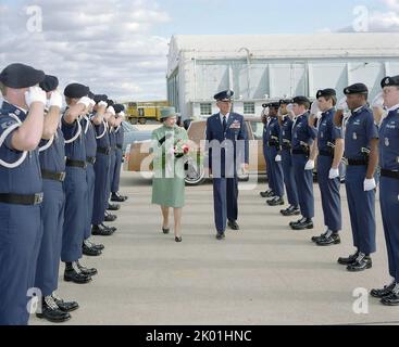 Le général Bennie L. Davis, commandant en chef du Commandement aérien stratégique, et la reine Elizabeth II du Royaume-Uni de Grande-Bretagne et d'Irlande du Nord examinent la Garde élite du Commandement aérien stratégique lors d'une brève visite de la Reine - 15 octobre 1984 Banque D'Images