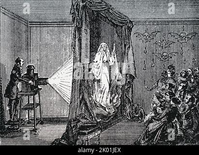 Spectacle de Phantasmogoria ou de lanterne magique. La lanterne utilisée diffère peu de celle de Kircher au 17th siècle, composée d'une boîte avec une lampe placée au foyer du miroir concave. Ici, l'appareil est monté sur un chariot à roues, de sorte que l'opérateur derrière l'écran puisse modifier la taille de l'image vue par le public. Banque D'Images