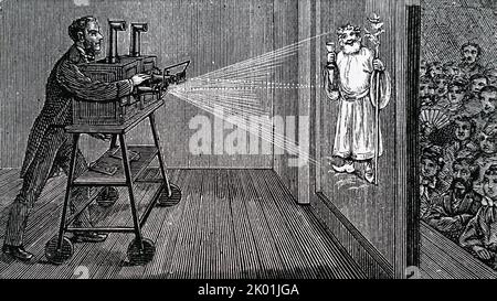 Un spectacle de lanternes magiques. Les lanternes utilisées diffèrent peu de celles de Kircher au 17th siècle, consistant en une boîte avec lampe placée au foyer du miroir concave. La lumière réfléchie tombe sur la lentille de condensation qui la concentre sur une lame. Ici, deux lanternes sont utilisées pour donner des vues dissolvables. L'appareil est monté sur un chariot à roues, de sorte que l'opérateur derrière l'écran puisse modifier la taille de l'image vue par le public. De A Ganot Natural Philosophie, Londres, 1887. Banque D'Images