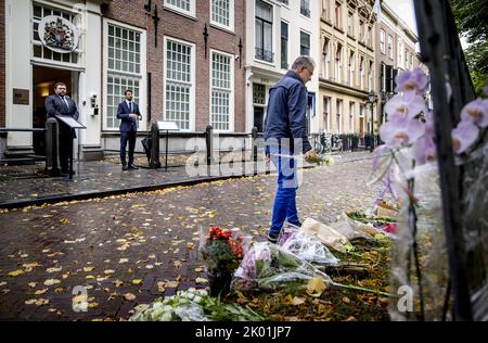 La Haye, pays-Bas, 2022-09-09 12:59:55 LA HAYE - une partie intéressée dépose des fleurs devant l'ambassade britannique à Lange Voorhout. Ici, les parties intéressées pourraient écrire un message d'adieu à la reine Elizabeth, qui est décédée à l'âge de 96 ans. ANP KOEN VAN WEEL pays-bas hors - belgique hors Banque D'Images