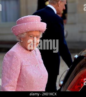 Londres, le plus ancien monarque de Grande-Bretagne de l'histoire. 8th septembre 2022. La photo du fichier montre la reine Elizabeth II de Grande-Bretagne souriant avant d'entrer dans une voiture après avoir visité l'Elysée à Paris, 5 juin 2014. La reine Elizabeth II, le monarque le plus ancien de l'histoire britannique, est décédée à l'âge de 96 ans, a annoncé le palais de Buckingham le 8 septembre 2022. Credit: Chen Xiaowei/Xinhua/Alay Live News Banque D'Images