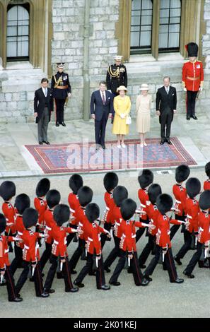 Le président Ronald Reagan le prince Philip la reine Elizabeth II le prince Charles et Nancy Reagan examinent les troupes au château de Windsor pendant leur voyage au Royaume-Uni. Banque D'Images