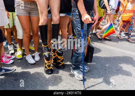 Marseille, France, croque de foule dans LGBTQI Euro-Pride March, détail, pieds, baskets, Europe Egalité, Sur la rue Banque D'Images