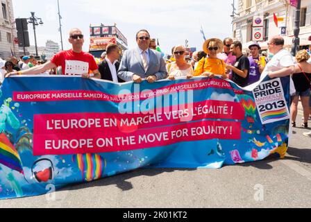 Marseille, France, défilé de foule dans la LGBTQI Euro-Pride March, tenue de manifestation Banner, Europe Egalité, on Street Banque D'Images