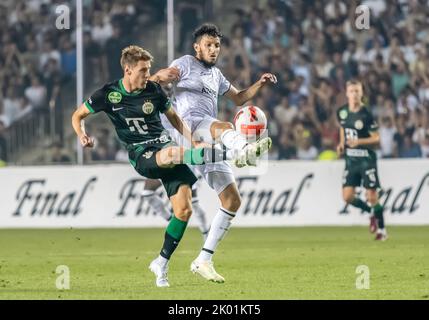 Bakou, Azerbaïdjan – 3 août 2022. Kristoffer Zachariassen et Qarabag, milieu de terrain de Ferencvaros, ont Winger Abdellah Zoubir pendant le bal de la Ligue des champions de l'UEFA Banque D'Images