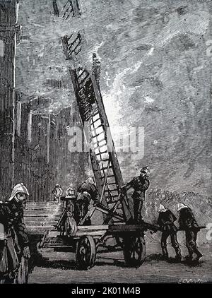 Les membres de la brigade des pompiers de Londres utilisent le nouveau camion d'échelle de feu. Banque D'Images