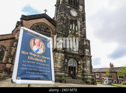 Un signe de la Reine est exposé devant l'église Saint-Michel et All Angels, Macclesfield, Royaume-Uni. 9th septembre 2022. (Photo de Conor Molloy/News Images) à Macclesfield, Royaume-Uni, le 9/9/2022. (Photo de Conor Molloy/News Images/Sipa USA) crédit: SIPA USA/Alay Live News Banque D'Images