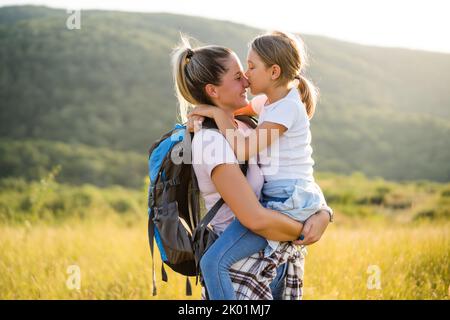 Bonne mère et fille aiment passer du temps ensemble dans la nature. Banque D'Images