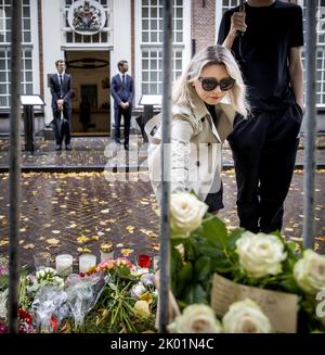 La Haye, pays-Bas, 2022-09-09 12:43:12 LA HAYE - une partie intéressée dépose des fleurs devant l'ambassade britannique à Lange Voorhout. Ici, les parties intéressées pourraient écrire un message d'adieu à la reine Elizabeth, qui est décédée à l'âge de 96 ans. ANP KOEN VAN WEEL pays-bas hors - belgique hors Banque D'Images