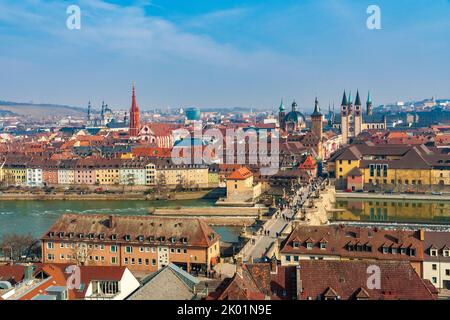 Belle vue panoramique sur les célèbres monuments de Würzburg, y compris le vieux pont "Alte Mainbrücke", qui relie la vieille ville aux anciens pêcheurs... Banque D'Images