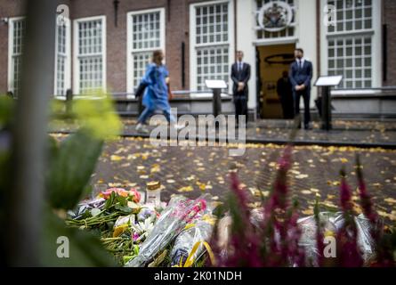 La Haye, pays-Bas, 2022-09-09 12:58:31 LA HAYE - fleurs devant l'ambassade britannique à Lange Voorhout. Ici, les parties intéressées pourraient écrire un message d'adieu à la reine Elizabeth, qui est décédée à l'âge de 96 ans. ANP KOEN VAN WEEL pays-bas hors - belgique hors Banque D'Images