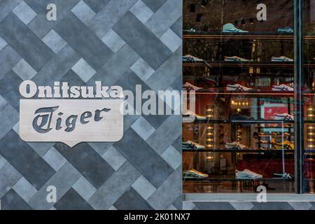 Bangkok, Thaïlande. 09th septembre 2022. Magasin Onitsuka Tiger vu dans la zone de Siam Square dans le centre-ville de Bangkok. (Photo de Varuth Pongsaponwatt/SOPA Images/Sipa USA) crédit: SIPA USA/Alay Live News Banque D'Images