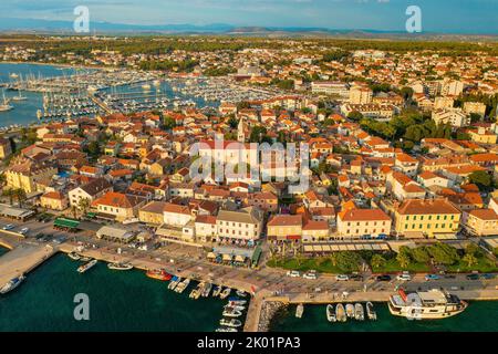 Vue aérienne de la ville de Biograd dans la mer Adriatique en Croatie Banque D'Images