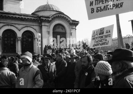 Rassemblement d'orgonisations indépendantes, Saint Alexandre Nevsky Sq., Sofia, Bulgarie. La première manifestation de l'opposition depuis le coup d'État du 10 novembre 1989. Banque D'Images