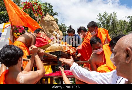 Thaïlande. 09th septembre 2022. Les dévotés portent une idole de la déité hindoue à tête d'éléphant Ganesha dans la rivière Ping pendant une procession du festival Ganesh Chaturthi. Le festival de 10 jours se terminera sur 9 septembre et se terminera par l'immersion finale des idoles de Ganesha, appelées Visarjan. Crédit : SOPA Images Limited/Alamy Live News Banque D'Images