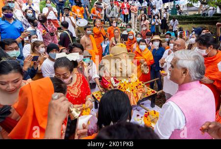 Thaïlande. 09th septembre 2022. Les dévotés adorent une idole de la déité hindoue à tête d'éléphant Ganesha lors d'une procession du festival Ganesh Chaturthi dans la rivière Ping à Chaing Mai. Le festival de 10 jours se terminera sur 9 septembre et se terminera par l'immersion finale des idoles de Ganesha, appelées Visarjan. Crédit : SOPA Images Limited/Alamy Live News Banque D'Images